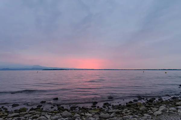 Sunrise Lake Garda Italy Close Shore Stones Mountains Silhouettes Early — Stock Photo, Image