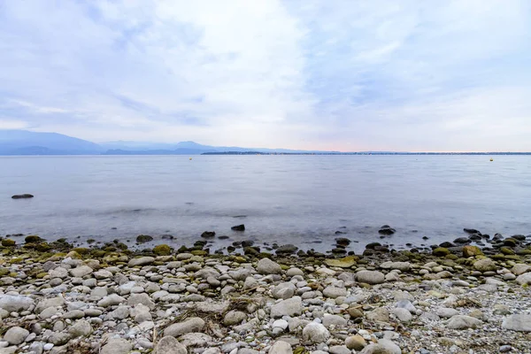 Východ Slunce Jezeře Garda Itálie Detailní Záběr Pobřeží Kameny Ranní — Stock fotografie