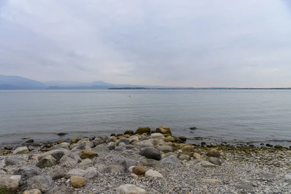 Alba Sul Lago Garda Italia Primo Piano Della Riva Con — Foto Stock