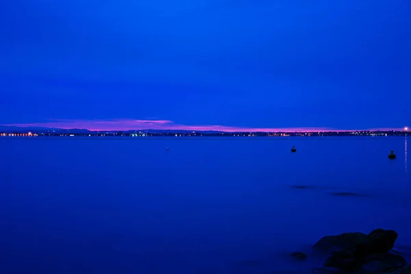 Soluppgång Vid Gardasjön Italien Tidigt Morgonen Bild Med Blått Filter — Stockfoto