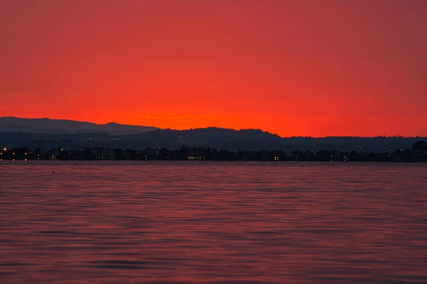 Soluppgång Vid Gardasjön Italien Tidigt Morgonen Berg Silhuetter Och Den — Stockfoto