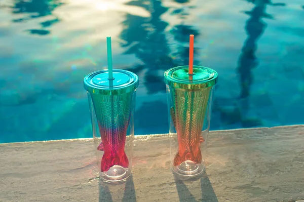 Пляжный отдых на заднем плане с двумя коктейлями в русалках возле бассейна в роскошном отеле — стоковое фото