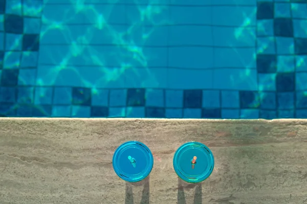 Üstten görünüm plaj tatil arka plan ile mermaid kuyruk cam lüks otel yüzme havuzunda yakınındaki iki kokteyller — Stok fotoğraf