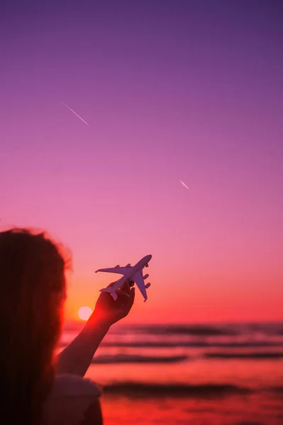 Sylwetka Dziewczyna Trzyma Model Samolotu Ręku Tle Scenic Zachód Słońca — Zdjęcie stockowe