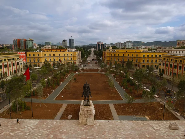 Tirana, Albanien. Maj 2018: Panoramautsikt över nyligen renocated Skanderbeg torget huvudstad center. — Stockfoto