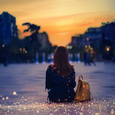 Oturan kadın doğal günbatımı zevk Tiran şehir merkezi zemin