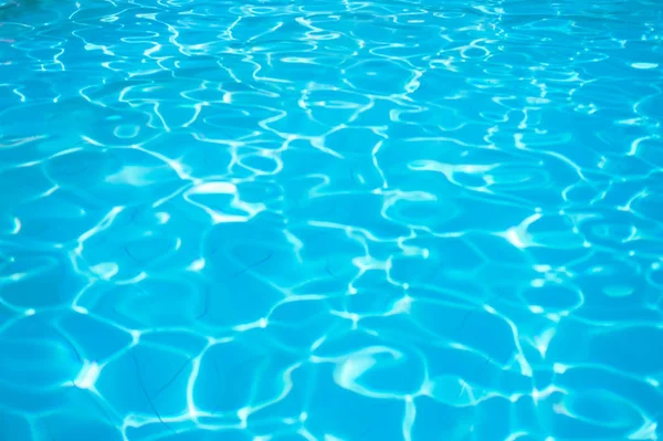 Superficie de la piscina azul, fondo de agua en la piscina. — Foto de Stock