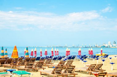 Havadan görünümü için kumlu plaj, Adriyatik Denizi Arnavutluk, şemsiye ve şezlong, bağlantı noktası Durres ufuk içinde dolu
