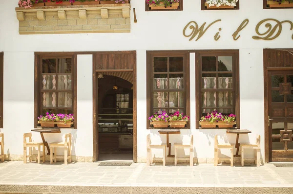 BERAT, ALBANIA - Junio 2018: Acogedor café callejero en la ciudad histórica Berat, Albania, Patrimonio de la Humanidad de la Unesco — Foto de Stock