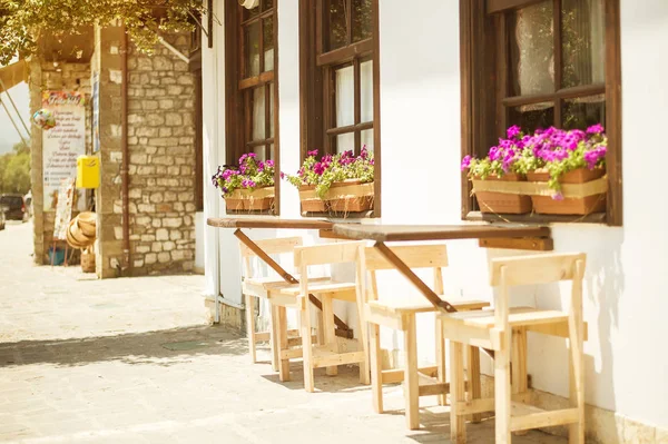 BERAT, ALBÂNIA - Junho de 2018: aconchegante café de rua na cidade histórica Berat, Albânia, Patrimônio Mundial da UNESCO — Fotografia de Stock