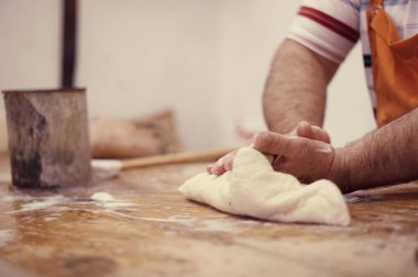 El sanatları yün terlikler el yapımı üretim eller yakın çekim