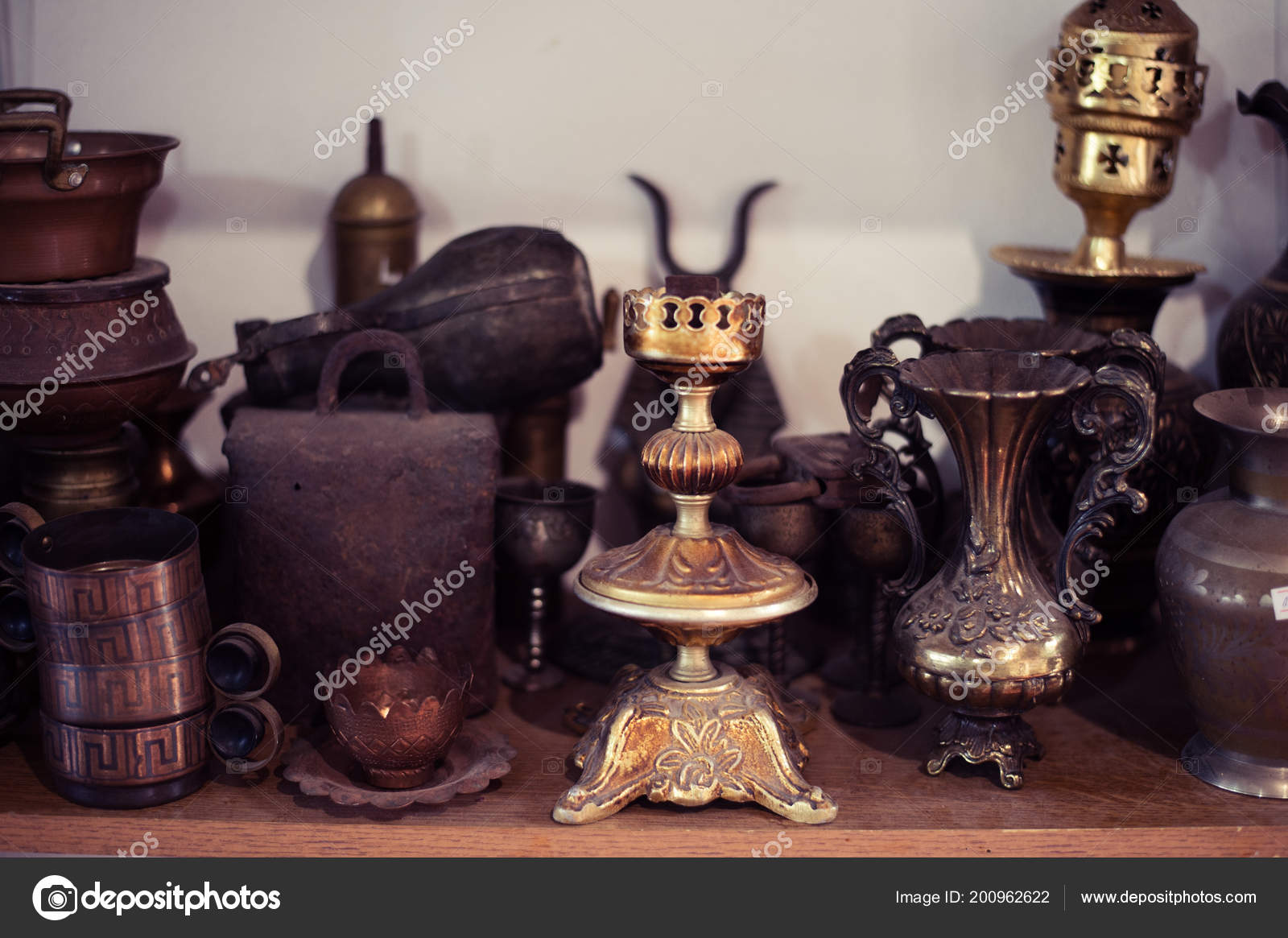 https://st4.depositphotos.com/14266248/20096/i/1600/depositphotos_200962622-stock-photo-old-antique-stuff-for-sale.jpg