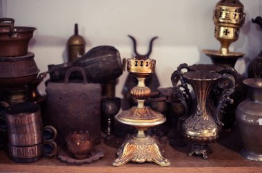 Arnavutluk bir pazarda Hediyelik eşya olarak Satılık eski antika şeyler