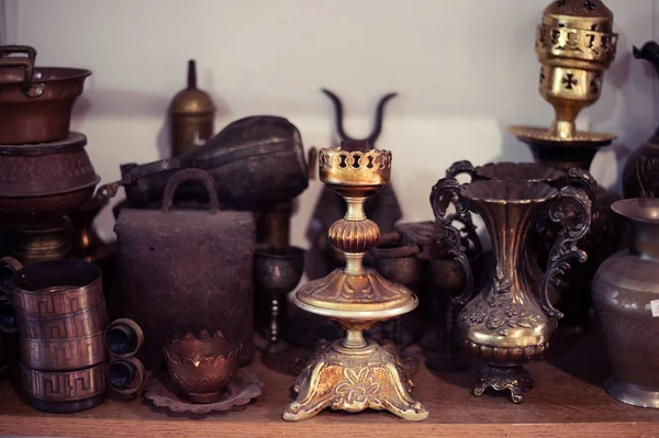 Старі антикварні речі на продаж як сувеніри на ринку в Албанії — стокове фото