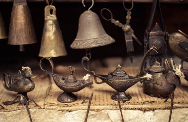 Arnavutluk bir pazarda Hediyelik eşya olarak Satılık eski antika şeyler