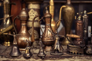 Arnavutluk bir pazarda Hediyelik eşya olarak Satılık eski antika şeyler