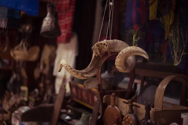 Antiguo material antiguo a la venta como souvenirs en un mercado en Albania —  Fotos de Stock