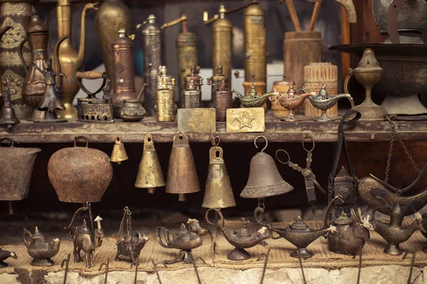 Antiguo material antiguo a la venta como souvenirs en un mercado en Albania —  Fotos de Stock