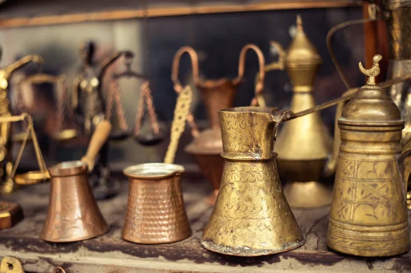 Antiguo material antiguo a la venta como souvenirs en un mercado en Albania —  Fotos de Stock