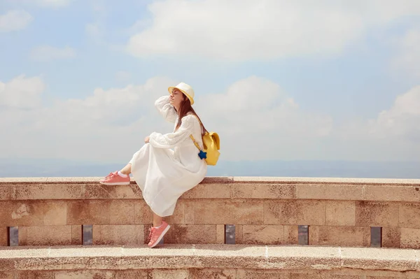 Vue arrière de la jeune femme joyeuse avec les mains en l'air. Concept de liberté . — Photo