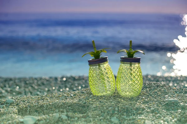 Экзотический летний напиток подается на дереве. Пляж Blur в качестве фона — стоковое фото