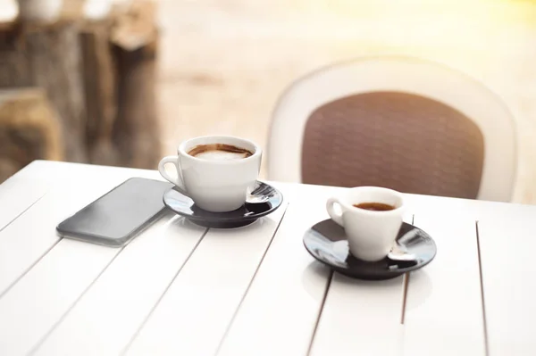 Frukost för två i ett kafé på stranden med två koppar kaffe — Stockfoto