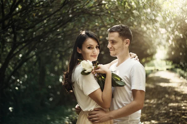 Casal apaixonado - Início de uma história de amor. Um homem e uma menina romântico encontro em um parque — Fotografia de Stock