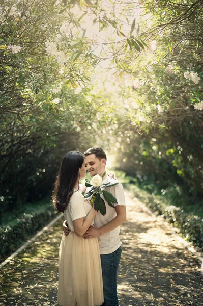 Casal apaixonado - Início de uma história de amor. Um homem e uma menina romântico encontro em um parque — Fotografia de Stock