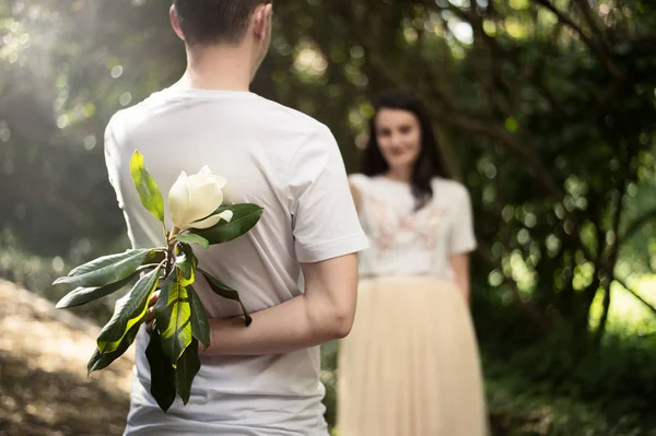 Par i kärlek - början av en älskar historia. En man och en flicka romantisk dag i en park — Stockfoto