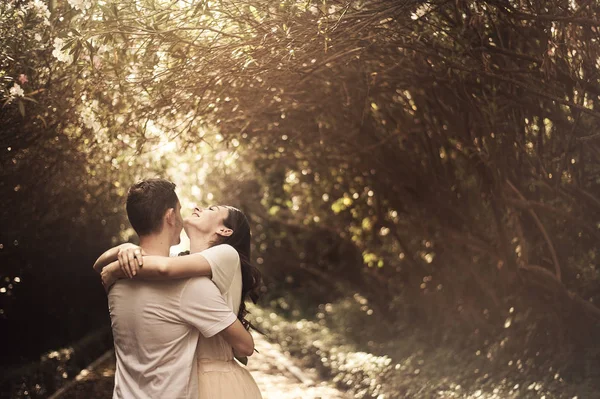 Casal apaixonado - Início de uma história de amor. Um homem e uma menina romântico encontro em um parque — Fotografia de Stock