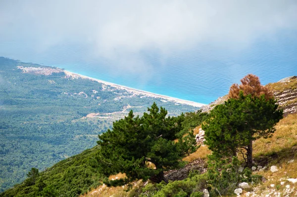 Ionian paisagem de Costa do mar Mediterrâneo da vista sul da Albânia, da parte superior do Parque Nacional da montanha Llogora — Fotografia de Stock