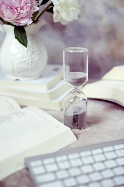 Concepto de paso del tiempo, urgencia y agotamiento del tiempo. Caída de arena en reloj de arena —  Fotos de Stock