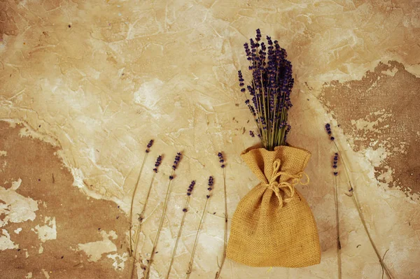 Flori de lavandă, buchet, deasupra capului pe fundal vintage alb — Fotografie, imagine de stoc