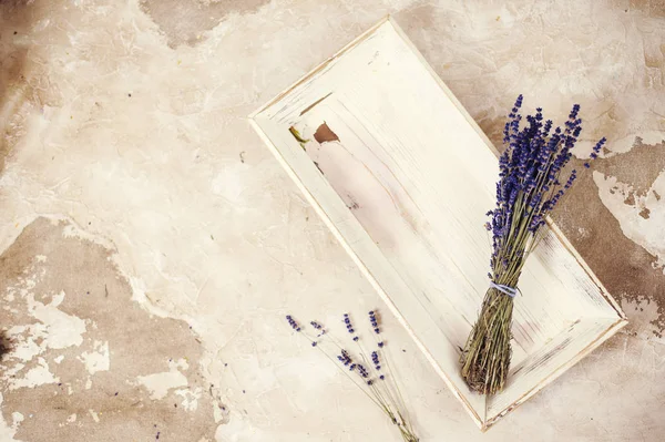 Flori de lavandă, buchet, deasupra capului pe fundal vintage alb — Fotografie, imagine de stoc