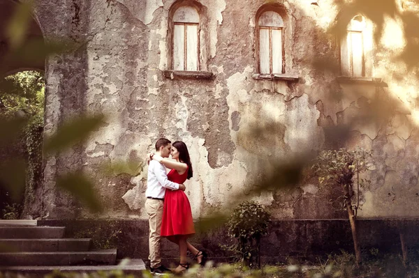 Paar verliefd - begin van een verhaal van liefde. Een man en een meisje romantische datum in een park — Stockfoto