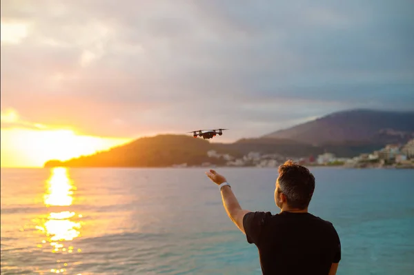 Junger Hipster mit fliegender Drohne. — Stockfoto