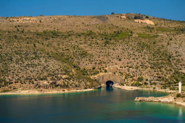 Base militar abandonada em Porto Palermo, Himare, Albânia — Fotografia de Stock