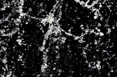 Siyah arka plan üzerine izole koleksiyon su sıçramalarına