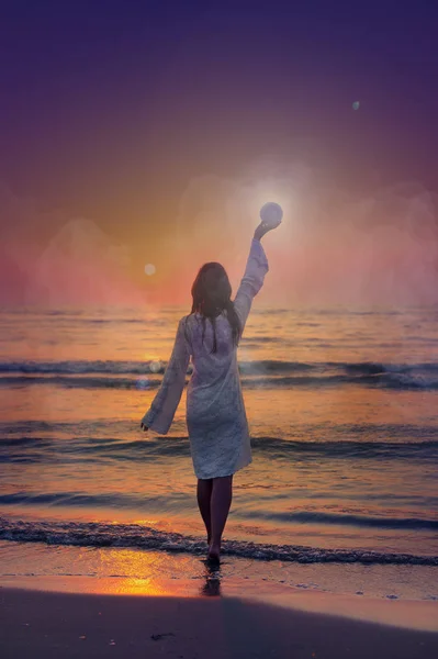 Fantasy obraz pięknej kobiety w brzegu morza podczas podnoszenia księżyc świt — Zdjęcie stockowe