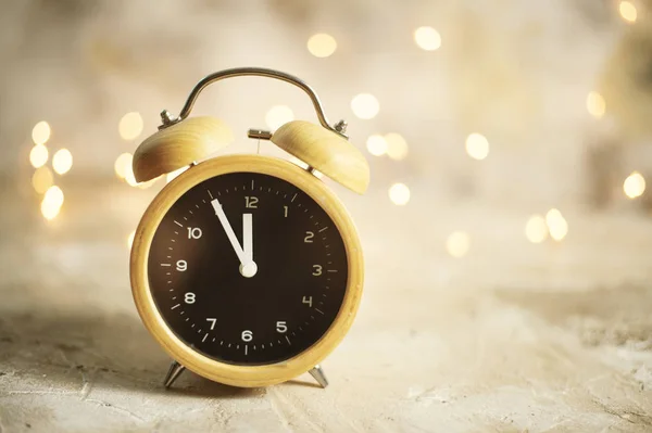 Ρετρό ρολόι ξυπνητήρι δείχνει τα μεσάνυχτα. Χριστούγεννα και bokeh, — Φωτογραφία Αρχείου