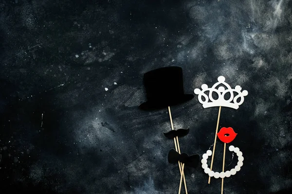 Фотобудка реквизит усы, корона, губы на фоне черной доски. День рождения, вечеринка и свадьба . — стоковое фото