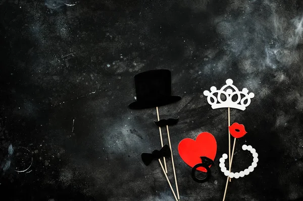 照片亭道具胡子, 皇冠, 嘴唇上的黑板背景。生日派对套装和婚礼. — 图库照片