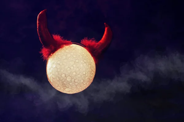 Halloween tle księżyca diabeł rogi na ciemny — Zdjęcie stockowe