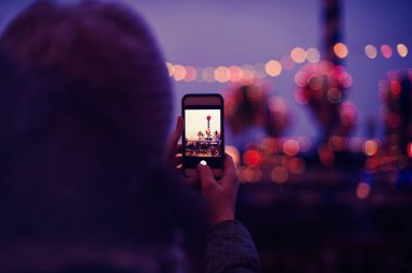 Avrupa Noel pazar sahne fotoğraflarını Smartphone'da kadın