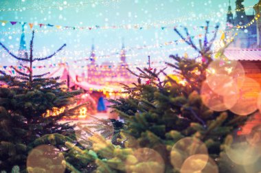 Şehrin Festival aydınlatmaları, sokaklarda. Noel, Moskova, Rusya. Kızıl Meydan