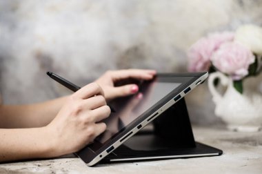 Elini tut dijital kalem tablet ekranda çizim