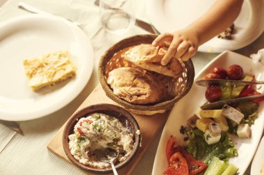 çiftlik tarzı ülke öğle, geleneksel Arnavut mutfağı. Bir parça ekmek alarak çocuk el