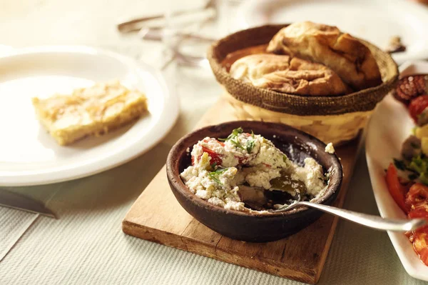 Gospodarstwo stylu kraju obiad, tradycyjne Albański mo — Zdjęcie stockowe