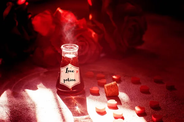 Любов зілля пляшка, концепція для знайомств, романтика і день Святого Валентина — стокове фото