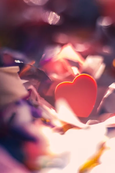 La forma roja del corazón en el fondo abstracto de brillo de luz en el concepto de amor para el día de San Valentín — Foto de Stock